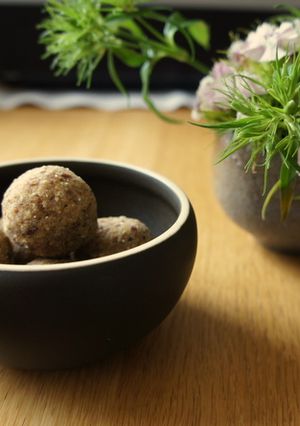 A picture of Flax Seed, roasted gram and Almond Ladoos.