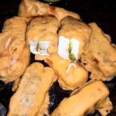 A picture of Paneer pakode stuffed with green chutney.