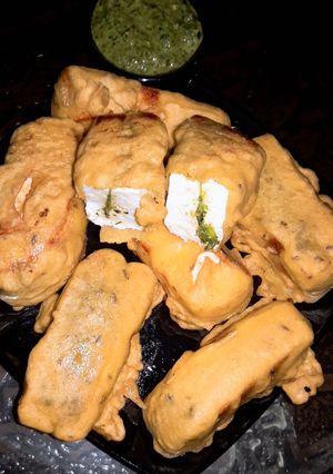 A picture of Paneer pakode stuffed with green chutney.