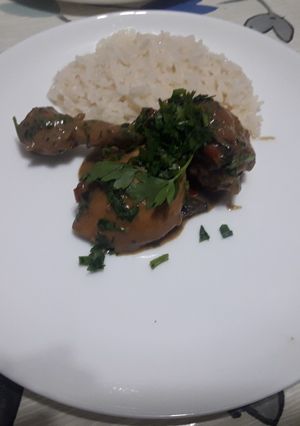 Una foto de Pollo con verduras y hongos secos