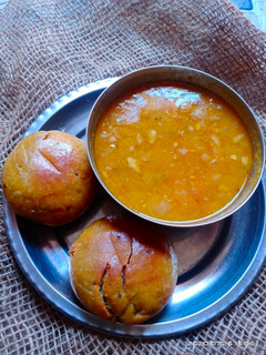 दाल बाटी (dal baati recipe in Hindi) रेसिपी मुख्य फोटो