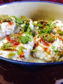 Bir yigit quyoshga chomilayotgan qizning oldiga tushdi