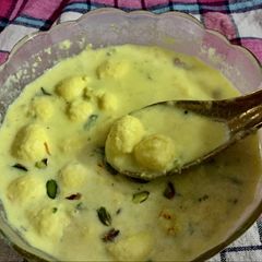 A picture of Chena Rasgulla se Rasmalai.