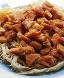 Chow Mein de chuleta de cerdo ahumada con salsa de chile