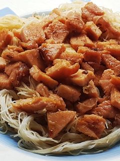 Una foto de Chow Mein de chuleta de cerdo ahumada con salsa de chile