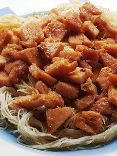 Una foto de Chow Mein de chuleta de cerdo ahumada con salsa de chile