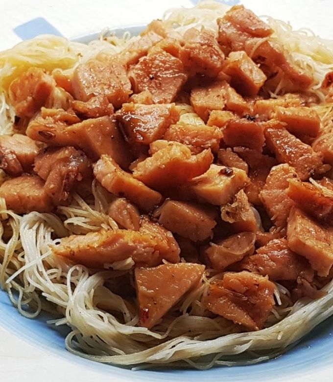 Una foto de Chow Mein de chuleta de cerdo ahumada con salsa de chile