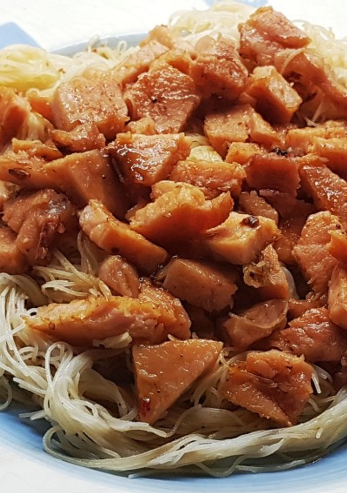 Una foto de Chow Mein de chuleta de cerdo ahumada con salsa de chile