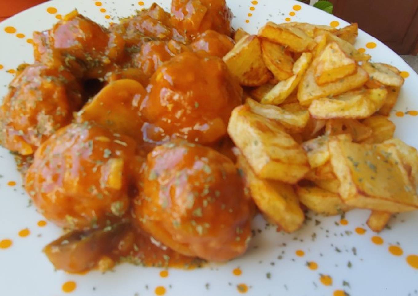Albóndigas de pollo y berenjena salsa bacon y moruno amarillo