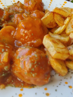 Una foto de Albóndigas de pollo y berenjena salsa bacon y moruno amarillo