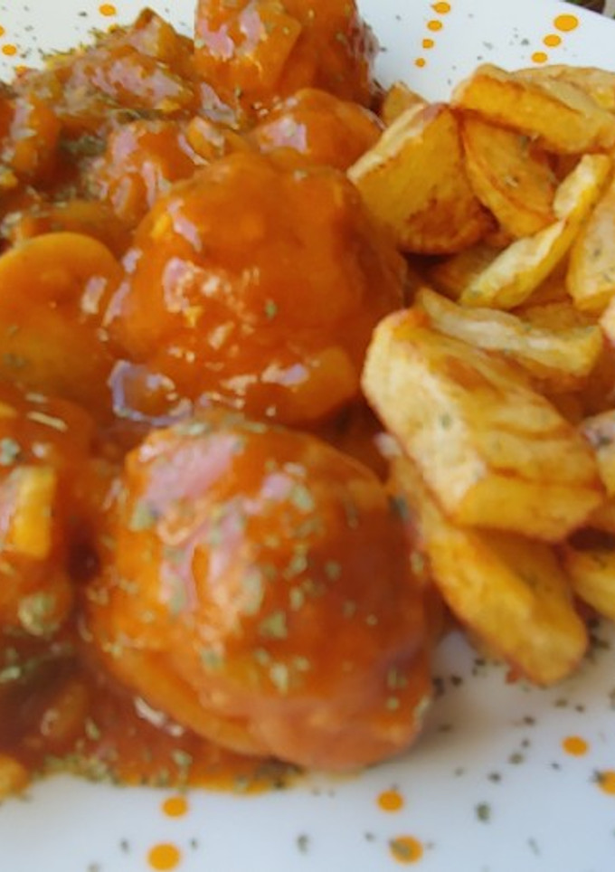 Una foto de Albóndigas de pollo y berenjena salsa bacon y moruno amarillo