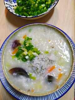 吻仔魚皮蛋蔬菜粥 的食譜成品照片