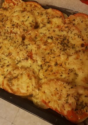 Una foto de Patatas, tomates y quesos en el horno