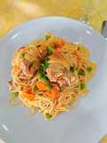 Frango guisado com esparguete, ervilhas e cenoura