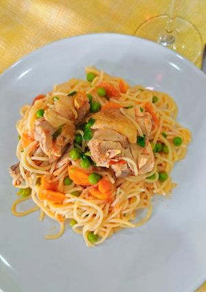 Foto de Frango guisado com esparguete, ervilhas e cenoura