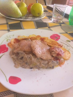 Una foto de Solomillo de cerdo con salsa de champiñones y papas dolar