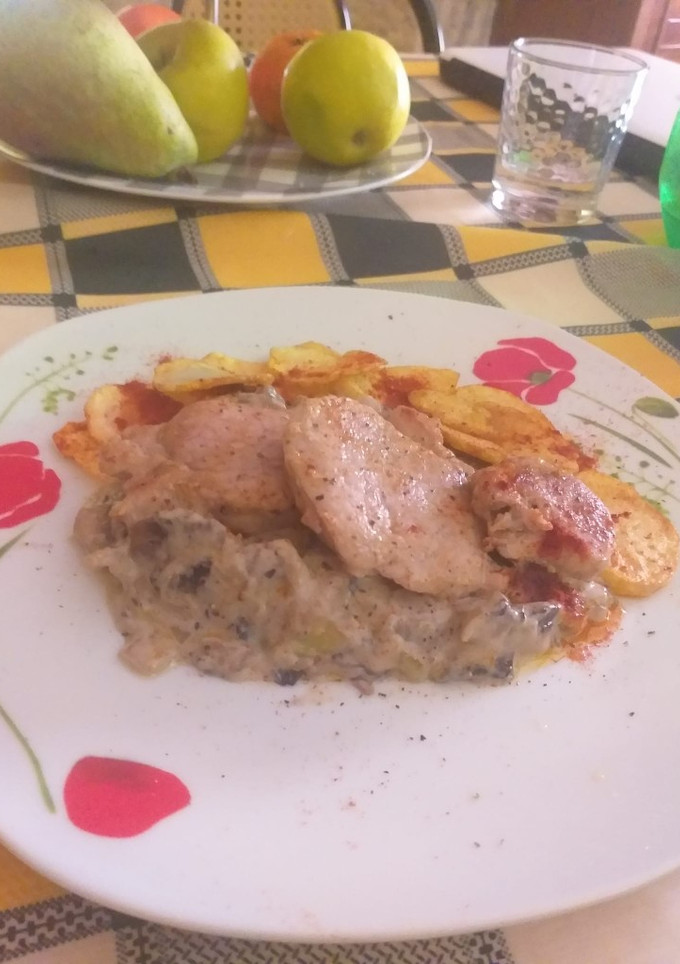 Una foto de Solomillo de cerdo con salsa de champiñones y papas dolar