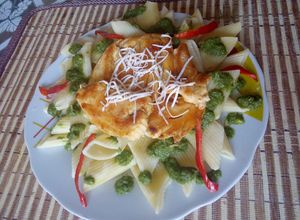 Una foto de Pavita a la parmesana con canutos verdes