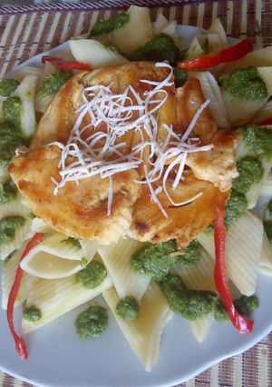 Una foto de Pavita a la parmesana con canutos verdes