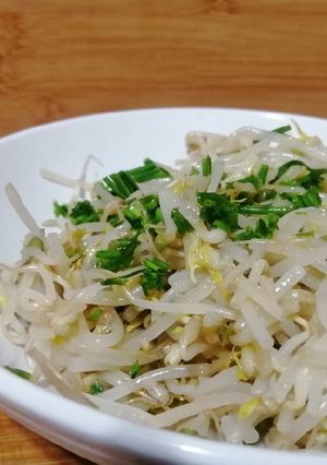 Una foto de Ensalada de Diente de dragón con ciboulette