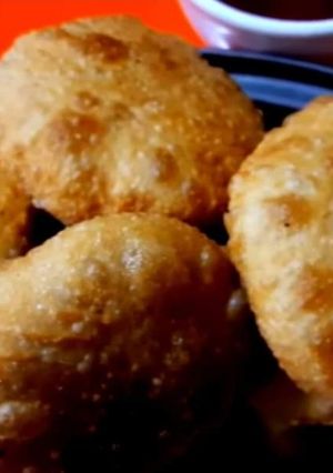 मूंग दाल कचौड़ी (moong dal kachori recipe in Hindi) रेसिपी मुख्य फोटो
