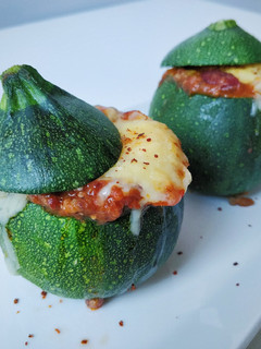 Una foto de Calabacín relleno de chili con carne y queso