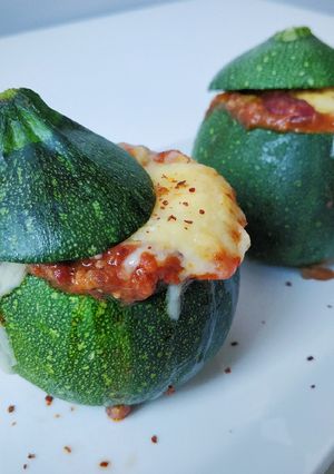 Una foto de Calabacín relleno de chili con carne y queso