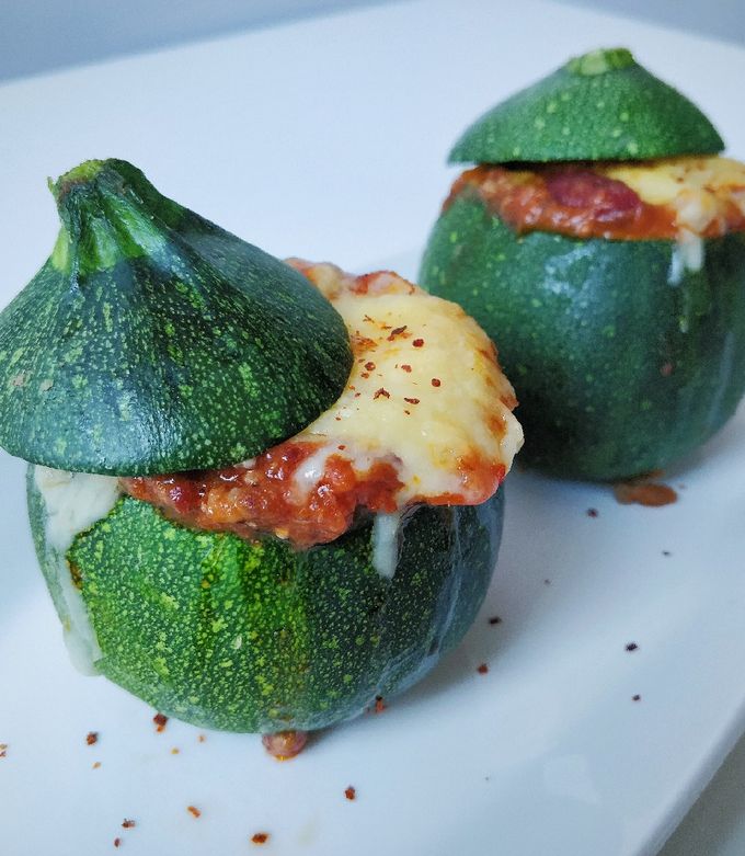 Foto principal de Calabacín relleno de chili con carne y queso