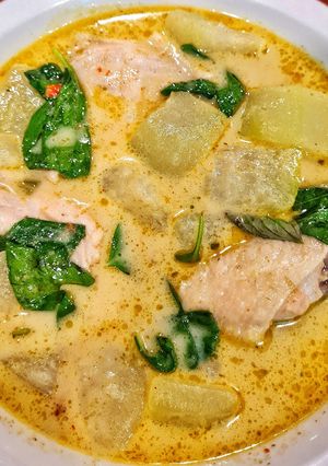 A picture of Green Curry Chicken Wings with Winter Melon.
