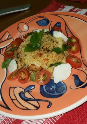 Foto de Cuscuz marroquino com abóbora, e saladinha de tomate cereja
