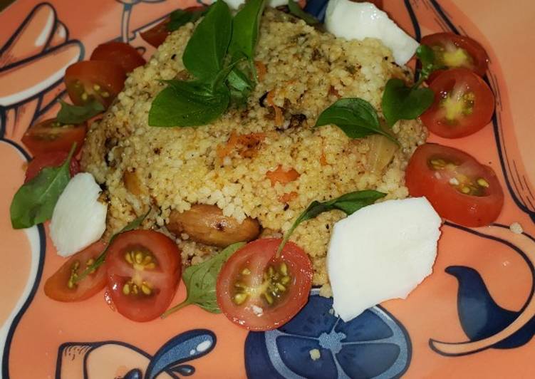 Cuscuz marroquino com abóbora, e saladinha de tomate cereja