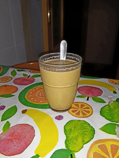 Una foto de Leche de almendra infusionada con jengibre y te verde con menta