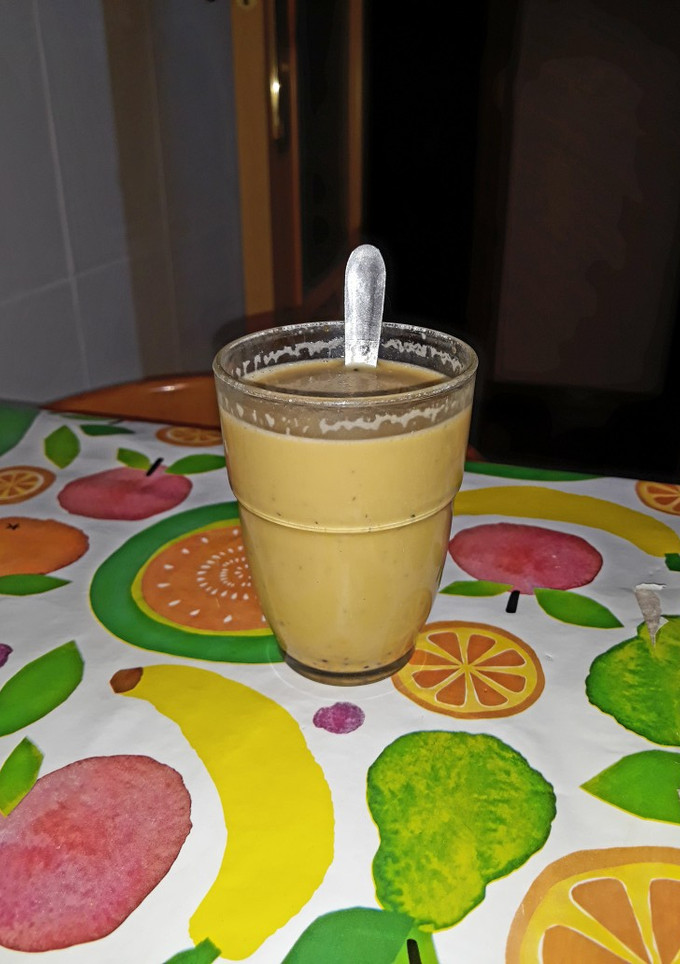 Una foto de Leche de almendra infusionada con jengibre y te verde con menta