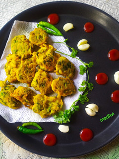 देसी पकौड़े (Desi Pakode Recipe In Hindi) रेसिपी मुख्य फोटो