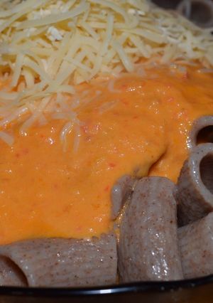 Una foto de Pastas secas de salvado y algas en salsa naranja