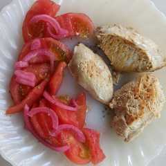 Una foto de Pechuga de pollo con tomates, almuerzo simple