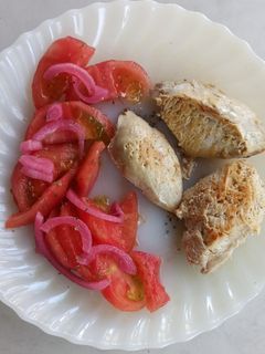 Una foto de Pechuga de pollo con tomates, almuerzo simple