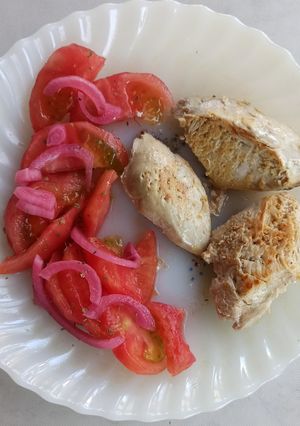 Una foto de Pechuga de pollo con tomates, almuerzo simple