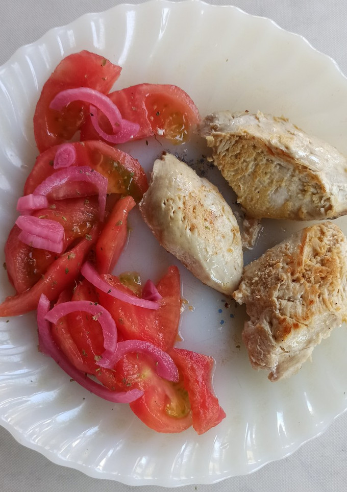Una foto de Pechuga de pollo con tomates, almuerzo simple