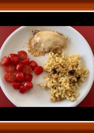 Une photo de • Escalope de veau, sauce à la moutarde, champignons et pâtes •