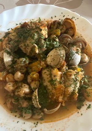 Foto principal de 647. Potaje de garbanzos, rape, gambas y berberechos (principal pescado)