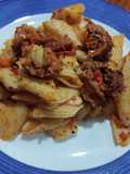 Macarrón con chorizo ahumado, papa y zanahoria