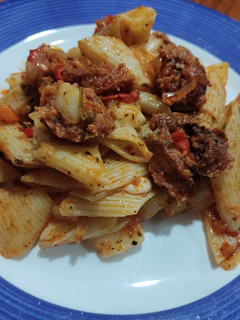 Una foto de Macarrón con chorizo ahumado, papa y zanahoria