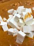 Paneer fűszeres mártásban