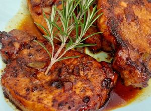 Une photo de Côte de porc marinée miel et vinaigre balsamique