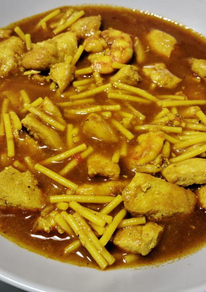 Una foto de Cazuela de marisco y fideos con pollo y sepia