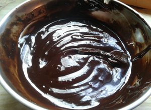 Una foto de Ganache de chocolate para baño o cobertura y para relleno o frosting