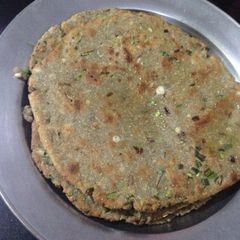 A picture of Lashan wali bajray ki roti.