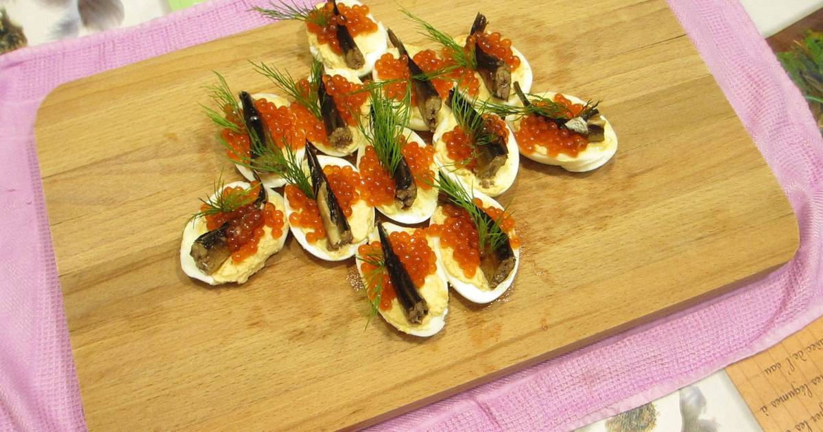 Царская закуска на праздничный стол. Закуски с красной рыбой на праздничный стол. Шикарные блюда на праздничный стол. Рулет из баклажанов с ветчиной и сыром. Царская закуска с баклажанами на праздничный стол.