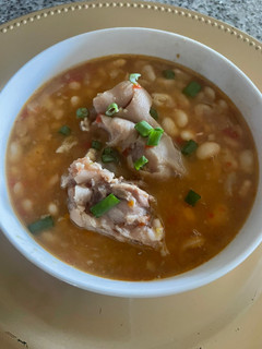 Una foto de Rica Sopa de Alubias Blancas con Paticas de cerdo 🐷 Superrr Nutritiva 👇🏻